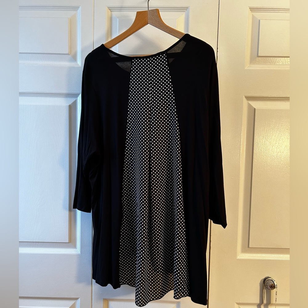 Black tunic top with sweet polkadot back detail. 3/4 sleeve. Size 2x to 3x. BNWT